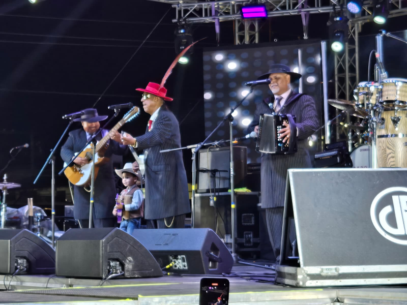 Los Garcia Bros perfoming live